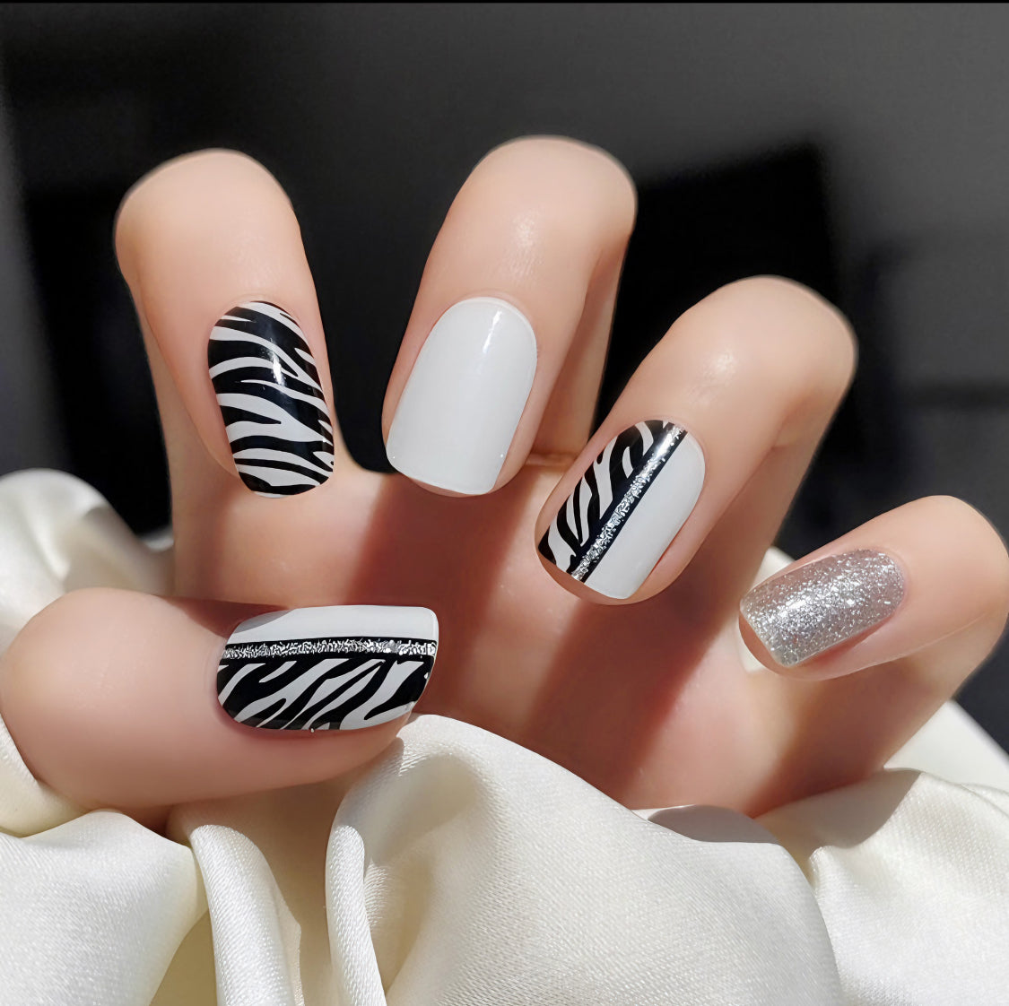 Sleek Contrast Semicured Gel Nail Sticker Kit/NG53