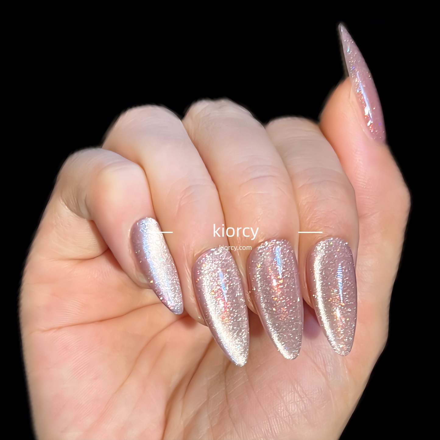 Light pink Cat eye Press-on Nails ， Almond nail shape.